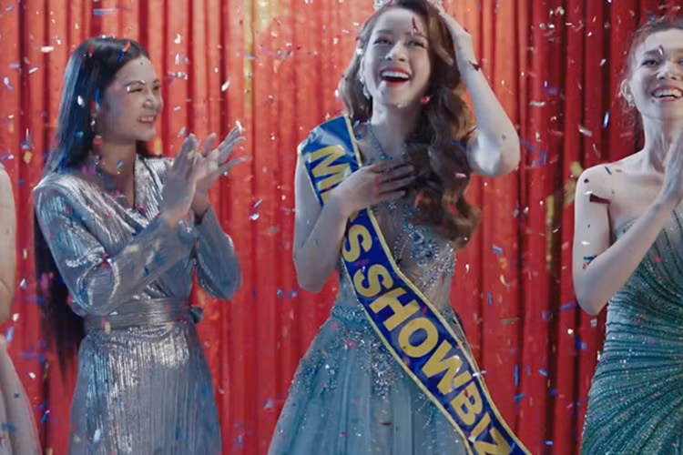 Không chỉ cư dân mạng, loạt sao Việt cũng ám chỉ Chi Pu không hợp làm ca sĩ. Giữa ồn ào bị đồng nghiệp đá xéo, cựu hot girl vừa tung teaser MV mới. Ảnh: Zing