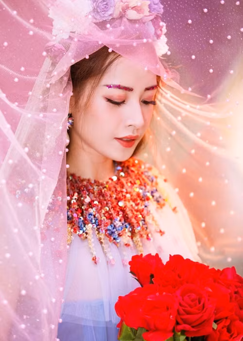 Mặc MV đầu tay bị ném đá tơi tả, Chi Pu ra mắt MV thứ 2 “Cho ta gần hơn” ngay trong tháng 10/2017, song sản phẩm âm nhạc này vẫn vấp phải những ý kiến trái chiều. Ảnh: Vietnamnet