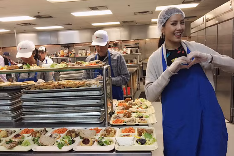 Nguyễn Thị Loan tham gia buổi phát đồ ăn cho người vô gia cư cùng các tình nguyện viên ở Las Vegas, Mỹ.