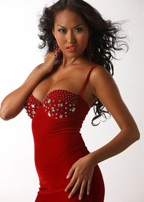 Vốn sở hữu làn da ngăm đen, Phi Thanh Vân đã nhuộm da khá kỳ công để có được làn da nâu bóng. Năm 2008, chân dài 8x nổi lên nhờ làn da nâu lạ của mình. Ảnh: Khám phá