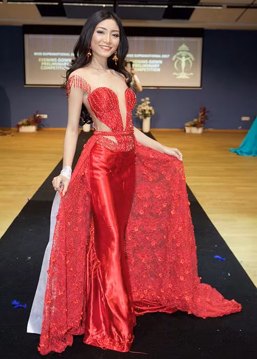 Top 3 phần thi trình diễn trang phục dạ hội bán kết được bình chọn qua mạng sẽ lọt top 25 phần thi trang phục dạ hội chung kết. Ảnh: BTC