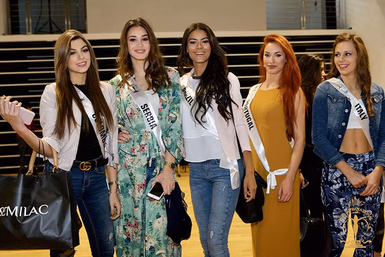 Dàn thí sinh tự tin đọ sắc trong buổi tập luyện vào ngày 23/11. Ảnh: BTC