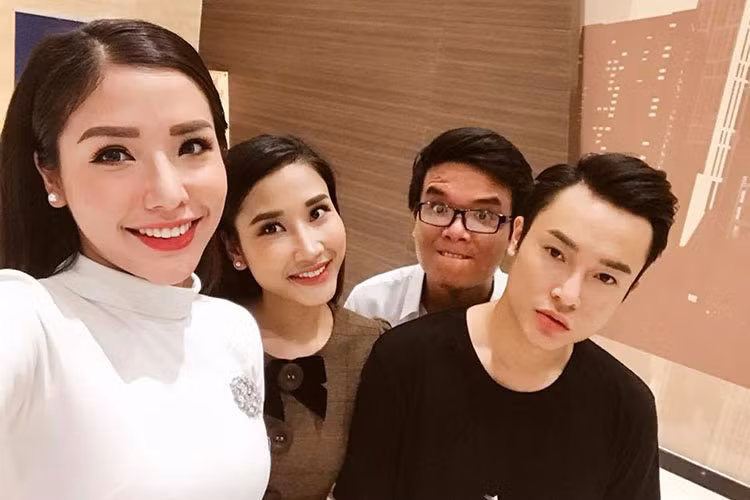 Hình ảnh Khánh Phương bên gia đình và bạn bè trước khi lên máy bay sang Ba Lan thi Hoa hậu Siêu quốc gia 2017. Ảnh: FBNV