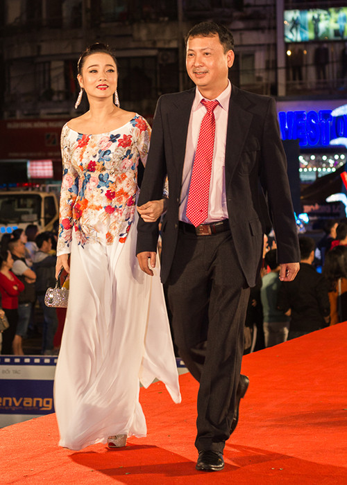 Diễn viên Mỹ Uyên mặc áo dài tham dự lễ bế mạc liên hoan phim Việt Nam lần thứ 20 tại Đà Nẵng.