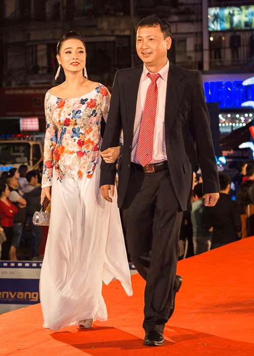 Diễn viên Mỹ Uyên mặc áo dài tham dự lễ bế mạc liên hoan phim Việt Nam lần thứ 20 tại Đà Nẵng.