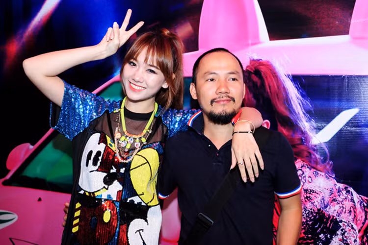 Trước khi kết hôn với MC Trấn Thành, Hari Won từng hẹn hò Tiến Đạt. Trong cuốn tự truyện ra mắt gần đây, Hari Won cho biết, Tiến Đạt từng muốn lên tiếng bảo vệ cô giữa tâm bão chỉ trích vì lộ chuyện yêu Trấn Thành khi vừa mới chia tay. Ảnh: Zing