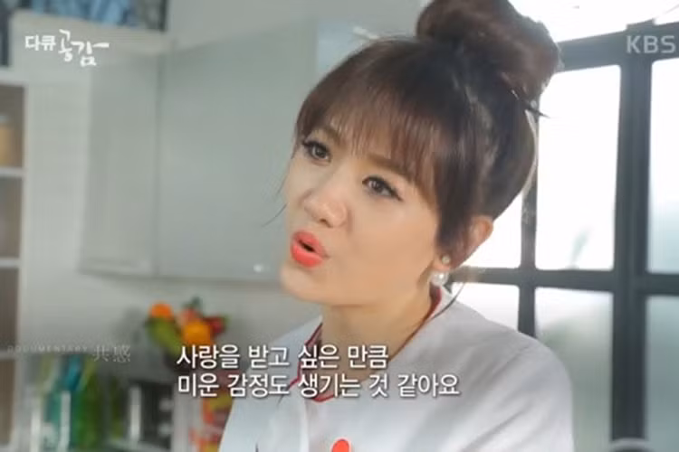 Tháng 7/2017, Hari Won xuất hiện trong bộ phim tài liệu nói về cuộc đời và sự nghiệp của mình được chiếu trên đài KBS của Hàn Quốc. Tuy nhiên, một phụ nữ Việt sống ở xứ Hàn bất ngờ chỉ trích Hari Won sau khi xem bộ phim tài liệu. Ảnh: Vietnamnet