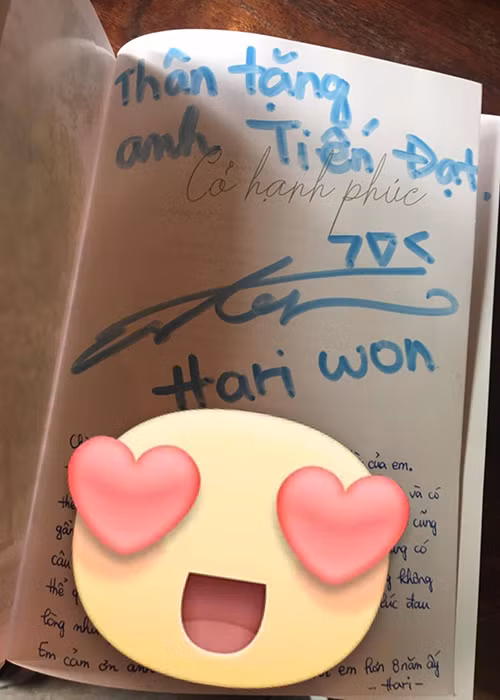 Tiến Đạt chia sẻ cuốn tự truyện Hari Won tặng đồng thời gửi lời cảm ơn cô. Nam rapper cũng không quên động viên bạn gái cũ. "Ngoài kia có nói gì thì kệ. Không ai sống cuộc đời của mình nên cứ vậy mà sống”, Tiến Đạt nhắn nhủ Hari Won. Ảnh: FBNV