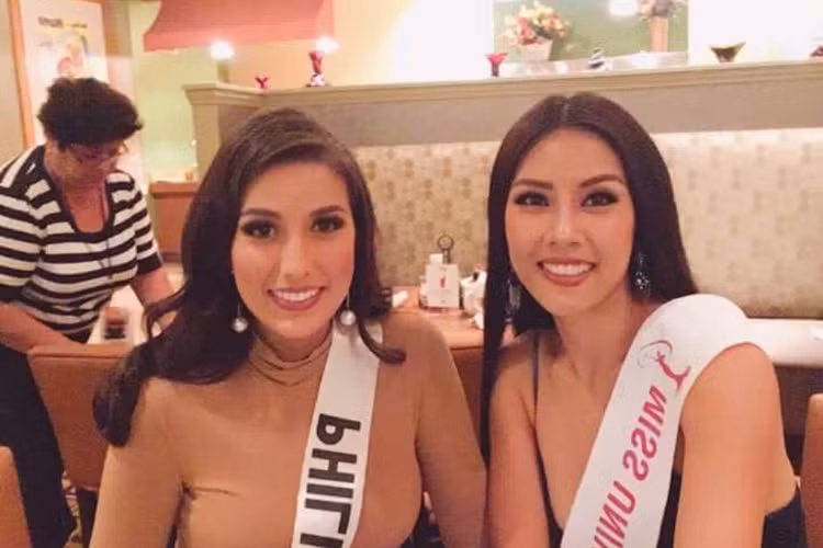 Nguyễn Thị Loan tươi tắn bên đại diện Philippines khi cả hai gặp nhau trong ngày đầu ăn sáng tại cuộc thi.