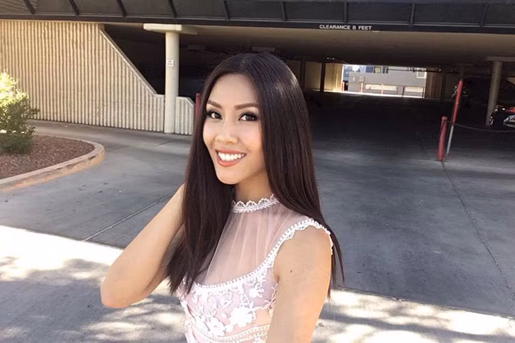 Chân dài gốc Thái Bình rạng rỡ khi tham dự buổi phỏng vấn cho một đài truyền hình theo lời mời của các Việt kiều sinh sống tại Mỹ.