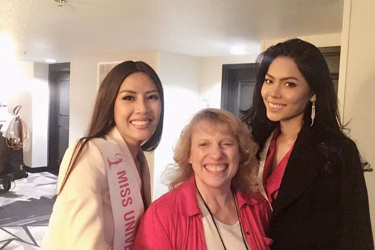 Người đẹp gốc Thái Bình thân thiết với bạn cùng phòng là đại diện Campuchia tại Hoa hậu Hoàn vũ Thế giới năm nay.