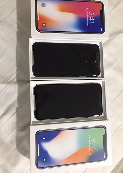 Nghệ sĩ Hồng Vân khoe quà chồng tặng kèm lời cảm ơn: "Cảm ơn chồng yêu quý. Lâu lâu ổng cứ làm mình bất ngờ hoài. Không mặc đồ cặp mà xài điện thoại cặp ông xã".