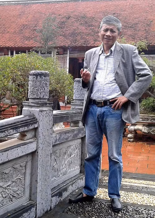 Đạo diễn Phạm Đông Hồng đi chọn cảnh phim "Chôi nhờ 5" mặc dù trời mưa.