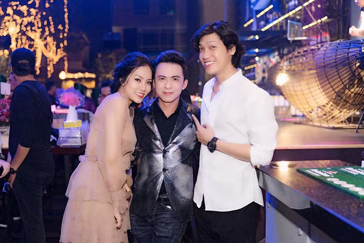 Cặp đôi sao Việt Lý Phương Châu - Hiền Sến sánh đôi đến dự sự kiện của một người bạn.