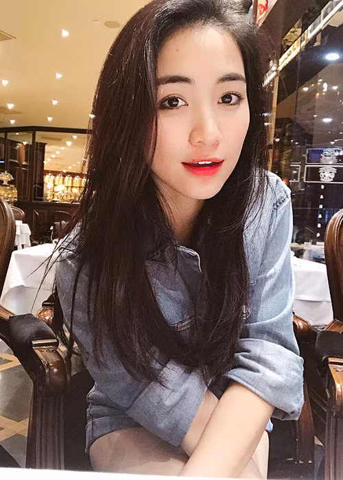 Hòa Minzy đẹp rạng rỡ sau khi công khai có bạn trai mới.