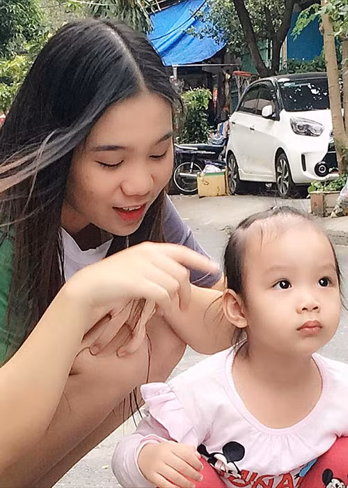 Con gái đầu lòng của Á hậu Trịnh Kim Chi trêu chọc cô em gái nhỏ của mình.