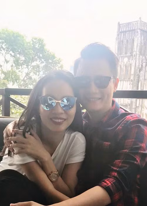 Vợ chồng Hoàng Bách ngọt ngào bên nhau như hồi mới yêu.