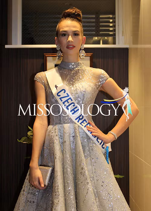 Alice Cincurova ngày càng tỏa sáng tại cuộc thi. Trong chung kết Hoa hậu Quốc tế 2017 diễn ra vào ngày 14/11, đại diện CH Czech cũng được kỳ vọng giành chiến thắng.