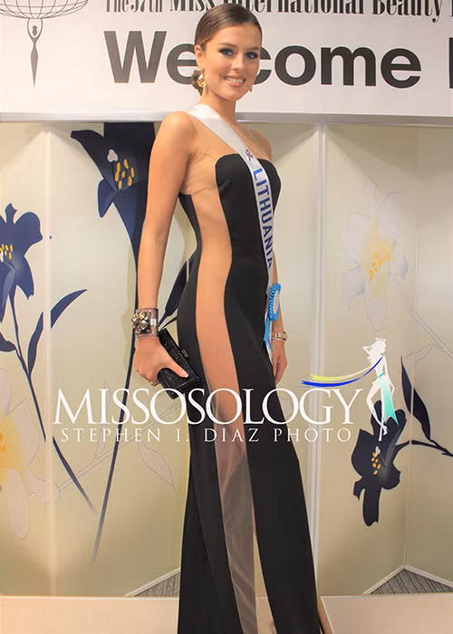 Đại diện Lithuania Patricija Belousova được cho rằng là thí sinh xứng đáng giành chiến thắng tại cuộc thi Hoa hậu Quốc tế năm nay. Cô xinh đẹp, thông minh và có phong cách thời trang tinh tế.