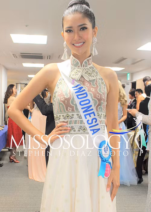 Đến từ Indonesia, Kevin Lilliana được khen xinh đẹp như nữ thần. Tại cuộc thi, cô luôn xuất hiện trẻ trung, rạng rỡ trước ống kính máy ảnh. Đại diện Indonesia còn nhận được sự ủng hộ của đông đảo cư dân mạng.