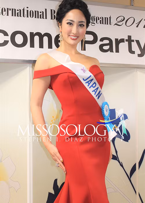 Natsuki Tsutsui - đại diện nước chủ nhà Nhật Bản chuẩn bị rất kỹ lưỡng cho cuộc thi Hoa hậu Quốc tế 2017. Khi bước vào đấu trường nhan sắc quốc tế, Natsuki luôn tỏ ra tự tin và tràn đầy năng lượng trong mọi hoạt động.