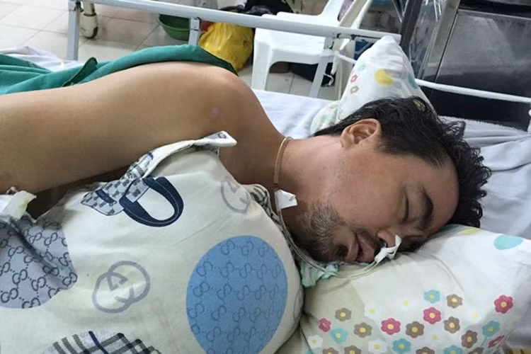 Đầu tháng 11/2015, diễn viên Nguyễn Hoàng bị tai biến lần 3 và được nhập viện trong tình trạng rất nguy kịch vì biến chứng phù não. Ảnh: Em Đẹp