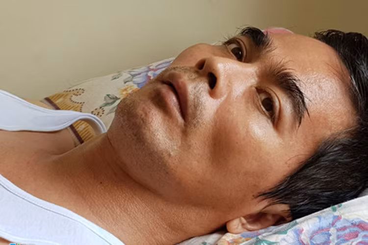 Tháng 7/2017, Nguyễn Hoàng lên cơn sốt, cơ thể co giật. Chỉ sau khi uống thuốc, sức khỏe của nam diễn viên phim "Bông hồng trà" mới dần ổn định. Ảnh: Zing