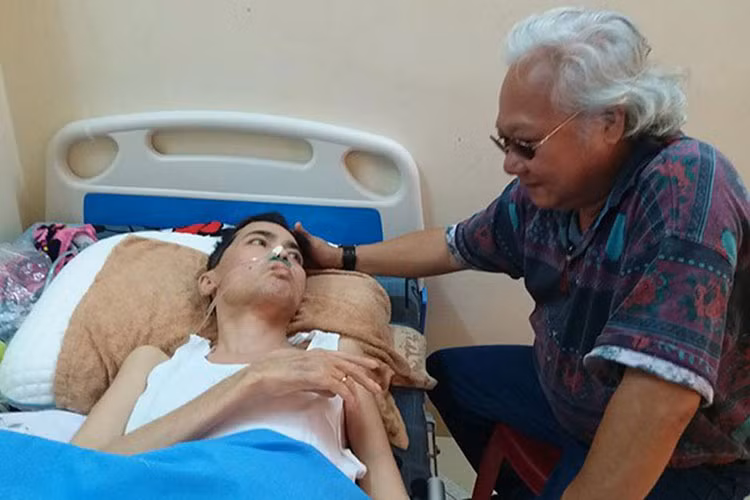 Tháng 8/2017, nhiếp ảnh gia Giản Thanh Sơn chia sẻ Nguyễn Hoàng chỉ nhìn nhưng không nhận ra người đến thăm khiến nhiều người xót xa. Ảnh: Facebook Giản Thanh Sơn