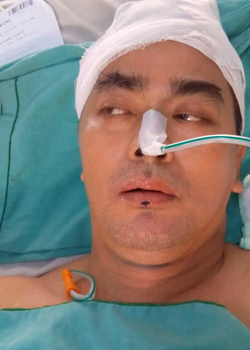 Giữa tháng 11/2015, diễn viên Việt Trinh chia sẻ hình ảnh Nguyễn Hoàng đã hồi tỉnh sau 17 ngày trải qua cuộc đại phẫu thuật não. Ảnh: Người lao động