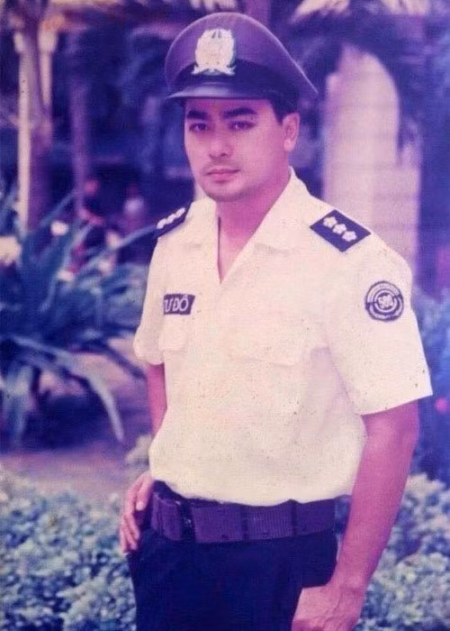 Trước khi qua đời, Nguyễn Hoàng là nam diễn viên được biết đến với loạt phim: "Bông hồng trà", "Nợ đời", "Đất và lửa", "Nàng hương", "Trái đắng"... Tang lễ của Nguyễn Hoàng được cử hành ở quê nhà Long An, sau đó anh được an táng ở Tiền Giang bên cạnh mộ của bố ruột. Ảnh: Dân Việt