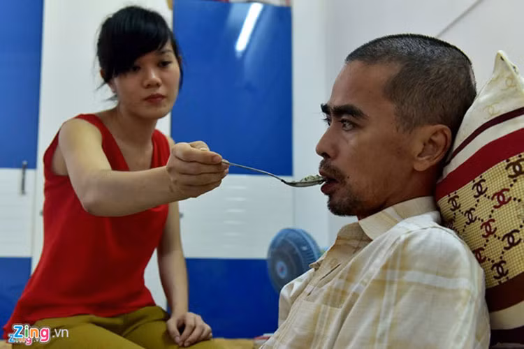 Tháng 6/2016, khi có dấu hiệu tăng cân, Nguyễn Hoàng nhập viện ghép hộp sọ. Ca phẫu thuật cuối cùng của quy trình điều trị tai biến mạch máu não này đã diễn ra thành công. Ảnh: Zing