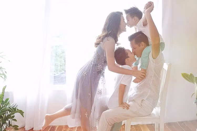 MC Đan Lê chia sẻ: “Khi yêu, sự xa cách và thời gian chẳng là gì hết. PS: Thật ra nếu không phải xa thì có được không?”.