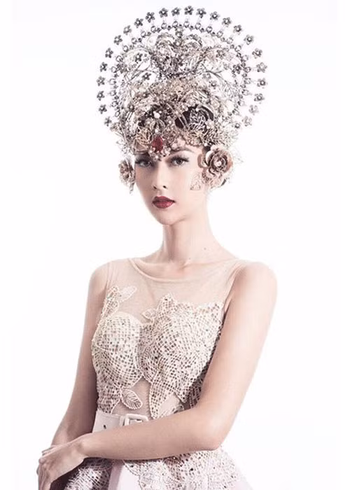 Với danh hiệu Á hậu 1 cuộc thi Hoa hậu Hoàn vũ Indonesia 2017, Kelvin chính thức trở thành đại diện Indonesia tại Hoa hậu Quốc tế 2017.