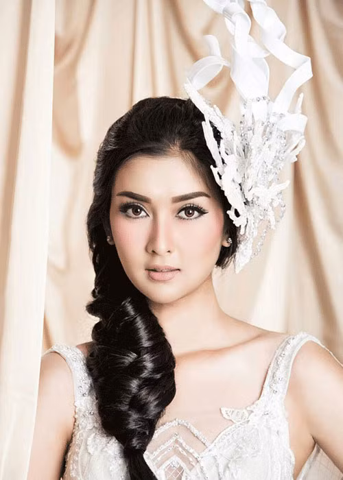 Ngay khi đăng quang cuộc thi Hoa hậu Quốc tế 2017, Kevin Lilliana được khán giả khen xinh đẹp như nữ thần.