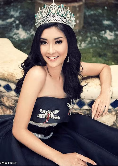 Tại cuộc thi Hoa hậu Quốc tế 2017, đại diện Indonesia luôn xuất hiện trẻ trung, rạng rỡ trước ống kính máy ảnh.