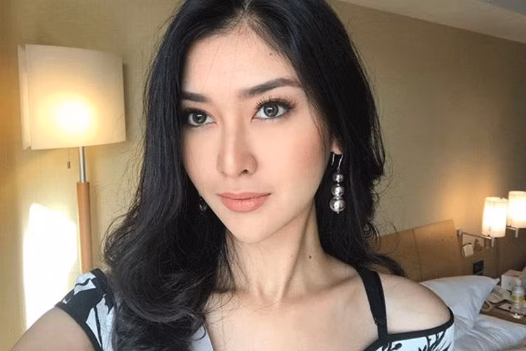 Trong chung kết Hoa hậu Quốc tế 2017, ngoài vương miện, người đẹp 21 tuổi còn đoạt giải Hoa hậu mặc đẹp nhất.