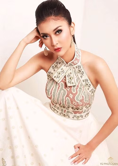 Tân Hoa hậu Quốc tế năm nay 21 tuổi. Cô cao 1m76, sở hữu số đo ba vòng lần lượt là: 82-64-82.