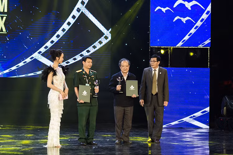 Ở hạng mục Bông sen cho phim tài liệu, "Sống và kể lại" của đạo diễn Nguyễn Hoàng Lâm giành giải Bông sen Vàng. Bông sen Bạc được trao cho phim "Việt Nam thời bao cấp" của đạo diễn Trần Tuấn Hiệp và "Ngày về" của đạo diễn Phạm Thanh Hùng.