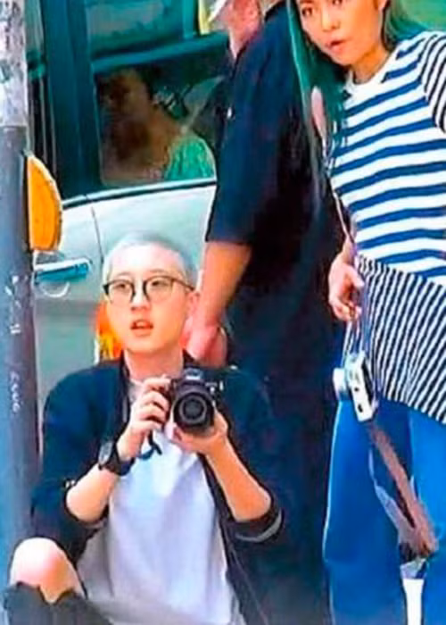 Ngô Trác Lâm đi tàu điện ngầm tới nơi làm việc và ăn uống giản dị sau khi bỏ nhà đi. Ảnh: Sohu