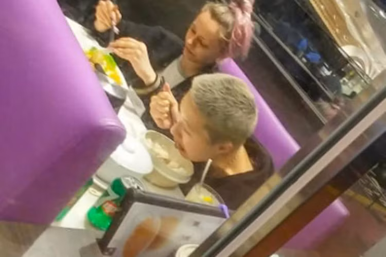 Tháng 9/2017, Ngô Trác Lâm bỏ nhà tới sống chung với Andi. Ngoài ra, cô con gái rơi của Thành Long còn bỏ học và làm bán thời gian công việc trợ lý quay phim. Ảnh: Sohu