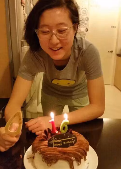 Ngô Trác Lâm vốn sống với mẹ từ khi chào đời. Trong 18 năm qua, cô không nhận được sự hỗ trợ từ người bố giàu có - diễn viên Thành Long. Ảnh: Weibo