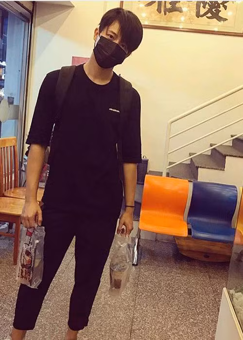 Harry Lu trở thành shipper trà sữa bất chấp trời mưa gió.