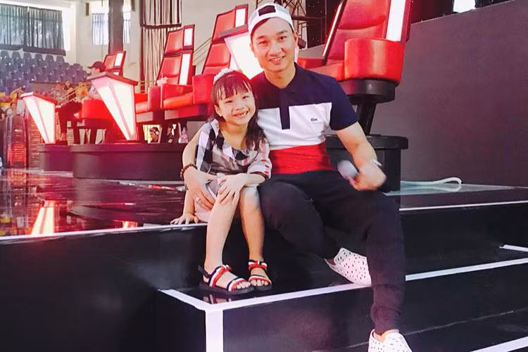 Con gái MC Thành Trung thích thú đến trường quay để xem bố tổng duyệt chương trình Giọng hát Việt nhí 2017.