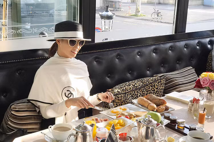 Lã Thanh Huyền xuống phố tận hưởng ngày cuối tuần bình yên.