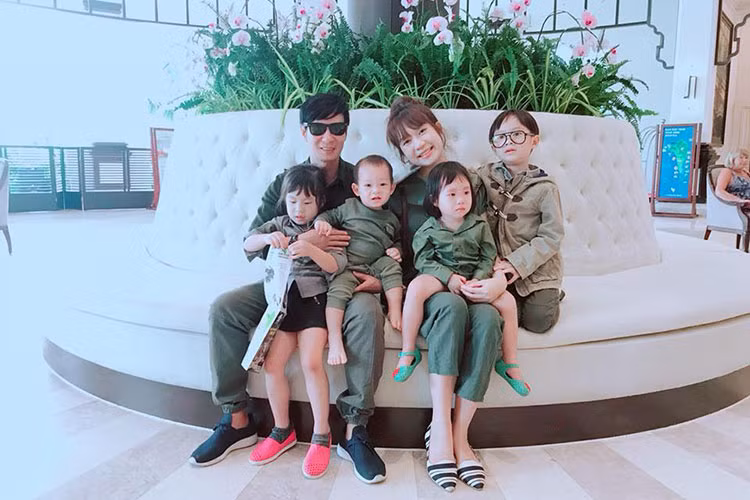 Vợ chồng sao Việt Lý Hải - Minh Hà đưa các con đi nghỉ dưỡng.