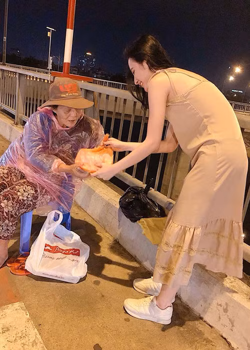 Angela Phương Trinh đi phát quà từ thiện cho người vô gia cư ở Sài Gòn.