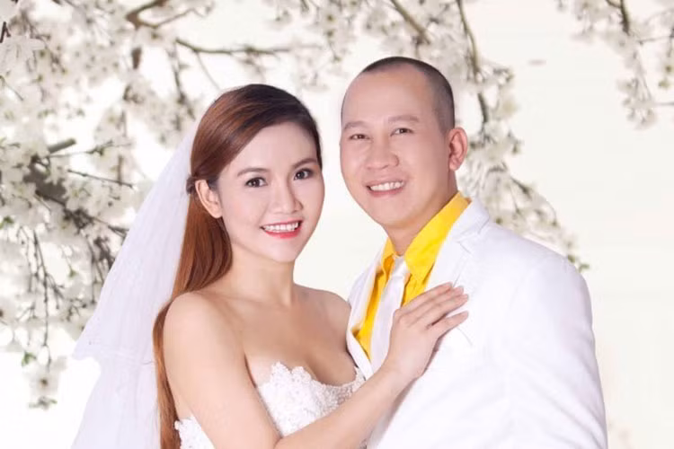 Anh Thúy là thành viên đời đầu của nhóm Mây Trắng. Năm 2015, cô bí mật làm đám cưới với nhạc sĩ Bảo Huy. Cả hai gặp nhau lần đầu tại một phòng trà sau khi nữ ca sĩ vướng ồn ào tại Nhân tố bí ẩn 2014. Ảnh: Zing