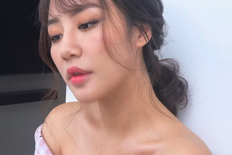 Văn Mai Hương tâm sự: “Từ ngày dọn về nhà mới , cứ mon men đến gần giường là người tự bật chế độ ngủ”.