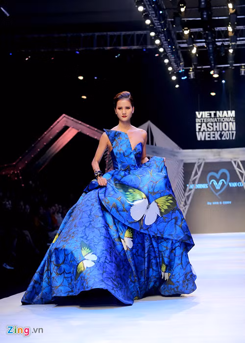  Quán quân Hương Ly là người mẫu trình diễn ở vị trí gần cuối. Cô diện một trong những bộ đầm cồng kềnh và ấn tượng nhất bộ sưu tập. Phần chân váy xòe rộng và nặng khiến Hương Ly gặp khó khăn khi di chuyển.