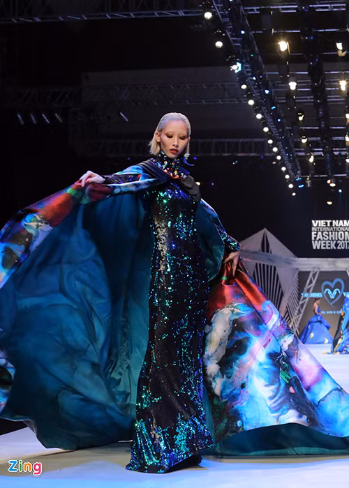 Người mẫu Nguyễn Hằng khoe vóc dáng mảnh mai trong chiếc váy đính sequin lấp lánh thuộc bộ sưu tập Cuộc sống biển.